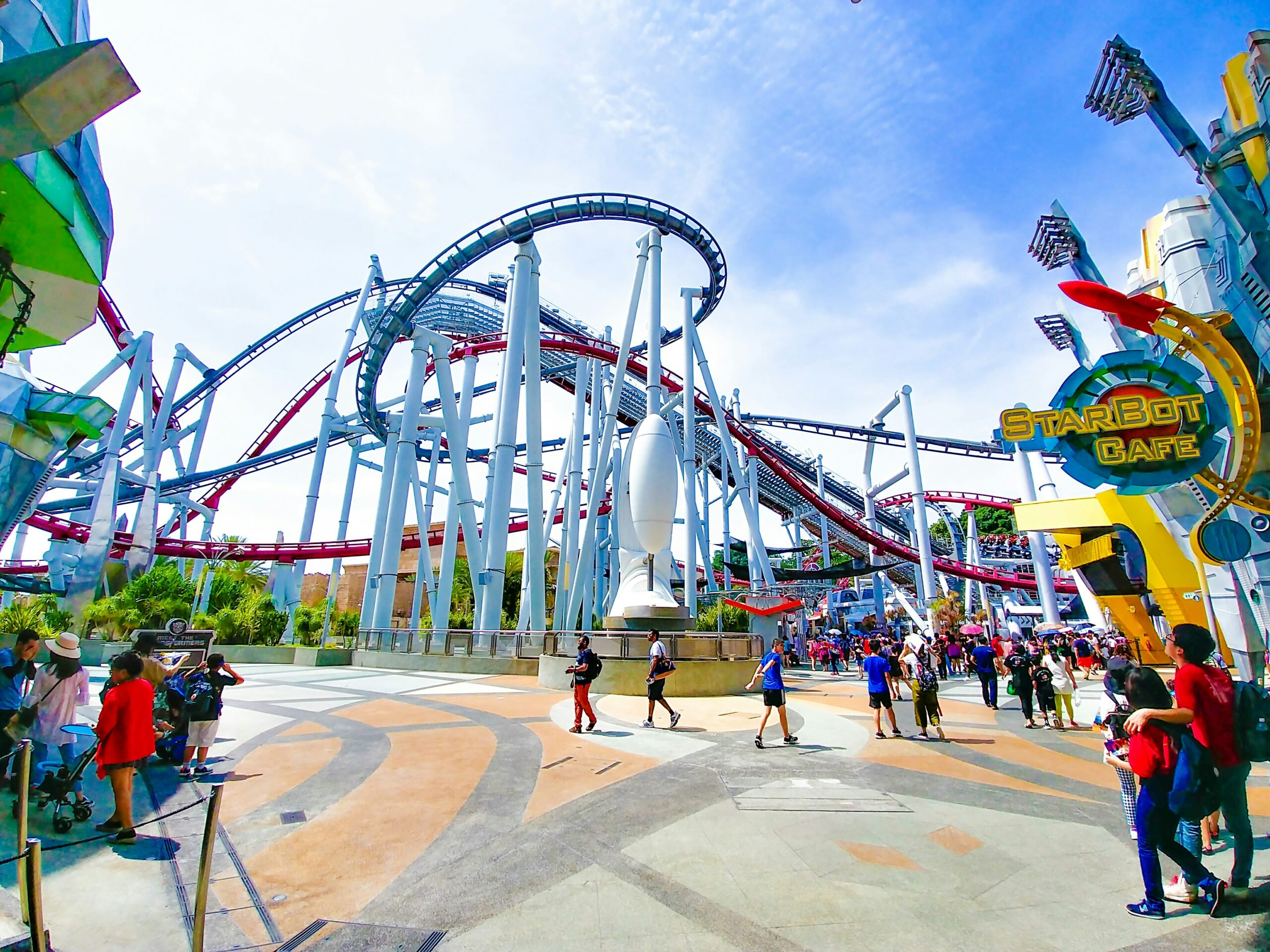 Family attraction summer break image showing children arriving at a UK theme park or activ